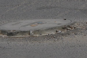 Những chiếc nắp cống  "vô duyên" trên con đường “ngứa mắt nhất hành tinh”