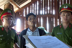 Lạng Sơn: Bắt gã nghịch tử chống cả công an