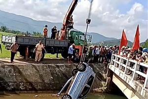 Phát hiện 2 thi thể bên cạnh ô tô chìm dưới mương nước ở Gia Lai