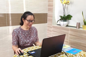 Dạy trực tuyến: Thầy cô giáo lớn tuổi nỗ lực để bắt nhịp