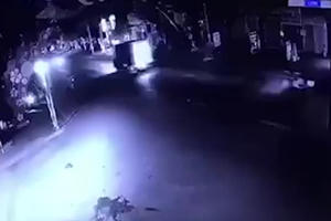 [Clip]: Kinh hoàng cảnh 2 xe máy đấu đầu trong đêm khiến nhiều người thương vong