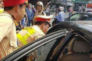 Hà Nội: CSGT phá cửa xế hộp giải cứu tài xế bất tỉnh trong xe