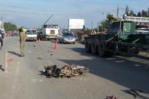 Kéo lê nạn nhân gần 50m rồi bỏ chạy, tài xế xe ben bị người dân truy đuổi