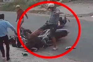 Video: Cộng đồng mạng dậy sóng với hình ảnh người đàn ông to béo hành hung hai nữ học sinh sau khi gây tai nạn