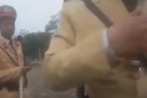 Lạm dụng thói "hễ bị thổi phạt là quay clip", thanh niên cãi "cùn" với CSGT