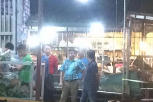 Hà Nội: Thiếu niên bán hoa bị đối tượng lạ đâm gục tại chỗ