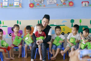 Tùng Dương thăm và trao quà cho trẻ em tự kỷ