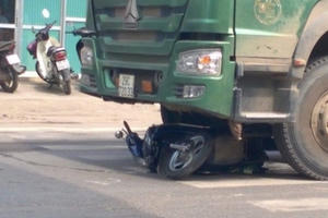 Hà Nội: Xe "hổ vồ" kéo lê xe máy hơn hai chục mét, một người tử vong tại chỗ