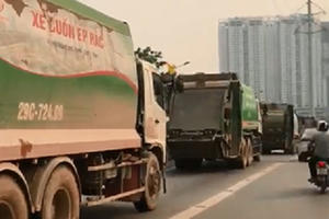 [Clip]: 4 xe chở rác rủ nhau lấn làn buýt nhanh BRT