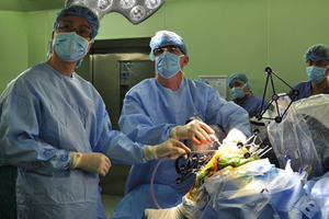 Bệnh viện Bạch Mai khám, tư vấn miễn phí cho bệnh nhân phẫu thuật thay khớp háng, khớp gối