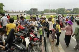 Người dân xếp hàng gần 3km vào viếng lăng Bác trong ngày 1/5