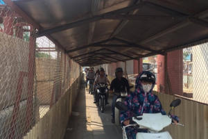 Hà Nội: Người dân rùng mình khi đi qua "hầm" mái tôn đường sắt trên cao