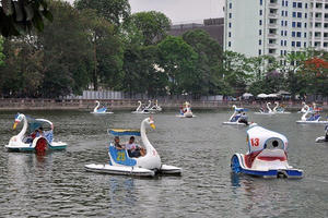 Địa ốc 7AM: Hà Nội lấy đất công viên Thủ Lệ làm bãi xe, dân phản đối “xén” công viên Cầu Giấy