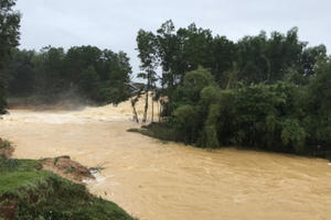 Cố đi xe máy vào đoạn đường ngập sâu, 2 người bị nước lũ cuốn mất tích