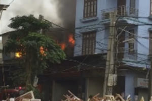 Hà Nội: Cháy rụi xưởng sản xuất hàng nội thất, gây thiệt hại lớn