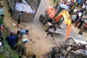 Lào Cai: Xe tải chở trâu gặp nạn, 3 người thương vong