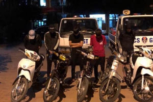 Nhóm “quái xế” phóng xe như bay, rú ga, nẹt bô, bốc đầu để “thể hiện” Nhóm “quái xế” phóng xe như bay, rú ga, nẹt bô, bốc đầu để “thể hiện”