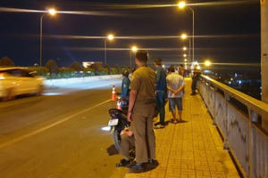 Tìm kiếm thi thể nữ sinh khoác đồng phục nhảy sông Sài Gòn