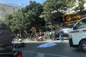 Hà Nội: Va chạm với xe tải, đôi nam nữ tử vong tại chỗ