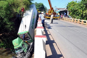 Xe container tông đổ lan cầu, lao xuống sông Xe container tông đổ lan cầu, lao xuống sông