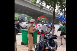 Video: Người đàn ông hùng hổ cầm gạch tấn công CSGT nhận cái kết đắng