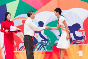 Hoa hậu H'Hen Niê mang xe đạp cá nhân chạy đua cùng các bạn trẻ nhân ngày 30/04