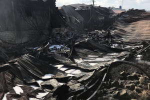 Cháy lớn nhà xưởng trong khu dân cư ở Bình Dương