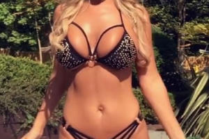 Hoa hậu Liverpool trình diễn áo tắm tại gia