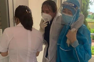 Nữ điều dưỡng ngất xỉu khi lấy mẫu xét nghiệm cho người dân trong vùng phong tỏa ở Hà Tĩnh Nữ điều dưỡng ngất xỉu khi lấy mẫu xét nghiệm cho người dân trong vùng phong tỏa ở Hà Tĩnh