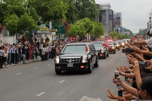 Hàng ngàn người dân TP HCM chào đón Tổng thống Obama