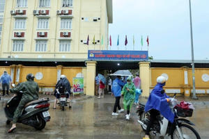 Phụ huynh đội mưa đưa hơn 93.000 thí sinh dự kỳ thi “nóng như lửa”