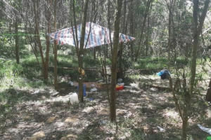 Xót xa, thi thể bé trai dưới mép suối bị trói tay, chân miệng dính băng keo