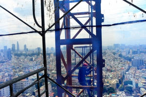 Chuyện về một người đàn ông mưu sinh ở giữa lưng chừng trời!