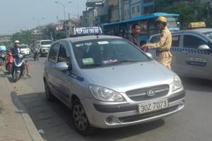 Hà Nội: Đẩy mạnh xử lý taxi dừng đỗ trước cửa Bệnh viện Bạch Mai