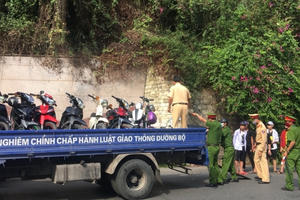 Tạm giữ 21 đối tượng dàn hàng ngang, lạng lách trên đường ở Hải Phòng