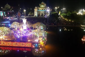 Rực rỡ sắc màu trong đêm giáng sinh ở "kinh đô công giáo" Việt Nam