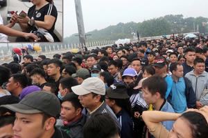 Vé xem đội tuyển ‘chảy’ vào túi ai...