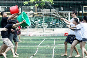 Học sinh cuối cấp THPT Yên Hòa “quậy” hết mình trong lễ hội bóng nước