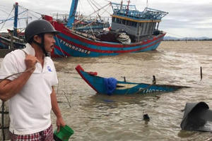 Thừa Thiên Huế: Tàu chìm, nhà sập, trường học tốc mái, cây xanh ngã đổ trong bão số 13