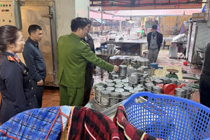 Phát hiện lượng lớn giò, chả, xúc xích chứa hàn the chuẩn bị đưa ra thị trường tiêu thụ