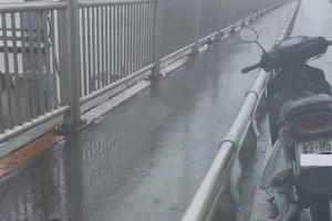 Đà Nẵng: Bỏ lại xe máy, người đàn ông nhảy cầu tự vẫn giữa mưa bão