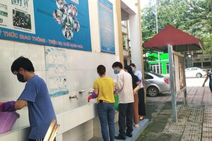 Sáng nay, học sinh cấp 2 và cấp 3 tại Hà Nội đi học trở lại