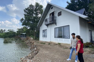 Sạt lở bờ sông Đồng Nai cuốn trôi nhiều hoa màu và tài sản của các hộ dân Sạt lở bờ sông Đồng Nai cuốn trôi nhiều hoa màu và tài sản của các hộ dân