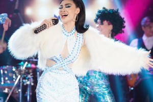 Lona hóa quý cô disco sang chảnh, live band “Người hãy quên em đi”