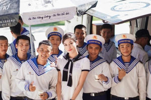 Á hậu Huyền My giao lưu, tặng sách cho chiến sĩ Vùng 4 Hải quân