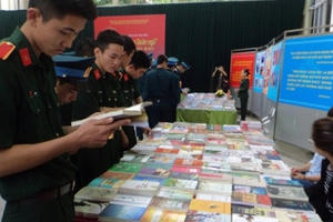 Triển lãm “Sách - Hành trang quân ngũ”: Vẻ vang truyền thống quân đội nhân dân Việt Nam Triển lãm “Sách - Hành trang quân ngũ”: Vẻ vang truyền thống quân đội nhân dân Việt Nam