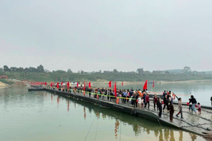 Sau 1 ngày thi công thần tốc, cầu phao bắc qua sông Lô chính thức thông xe