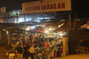 Chưa tới lễ 20/10, hoa hồng tại chợ Quảng Bá đã tăng vài giá