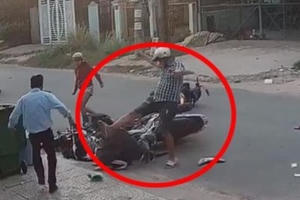 [Clip]: Nam thanh niên hành hung dã man một nữ sinh sau va chạm