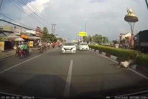 [Clip]: Sau va chạm giao thông, 2 người đàn ông dùng vũ lực để giải quyết